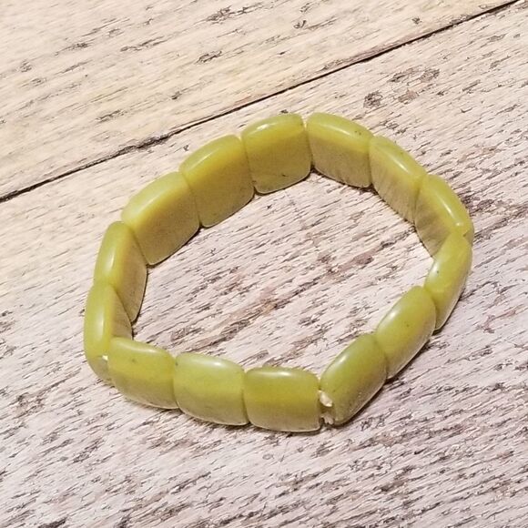 Vintage Green Bakelite Stretch Bead Bracelet - Picture 3 of 4